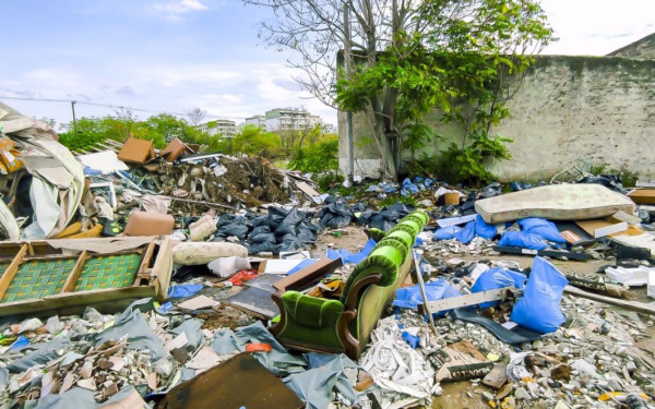 Θεσσαλονίκη: «Υγειονομική βόμβα» η οδός Ρωξάνης - Μπάζα και απορρίμματα πετιούνται παράνομα