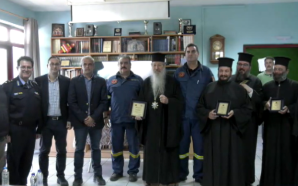 Μυτιλήνη: Η Πυροσβεστική βράβευσε επτά ιερείς εθελοντές δασοπυροσβέστες