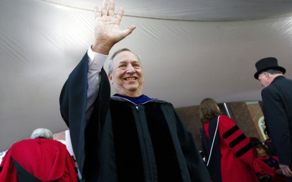 Ο Λάρι Σάμερς αποσύρεται από τον δημόσιο βίο μετά την αποκάλυψη επαφών με τον Τζέφρι Έπστιν