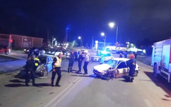 Σφοδρή σύγκρουση ΙΧ στο Αγρίνιο: Τρεις τραυματίες - Ένα παιδί ανάμεσά τους (βίντεο)