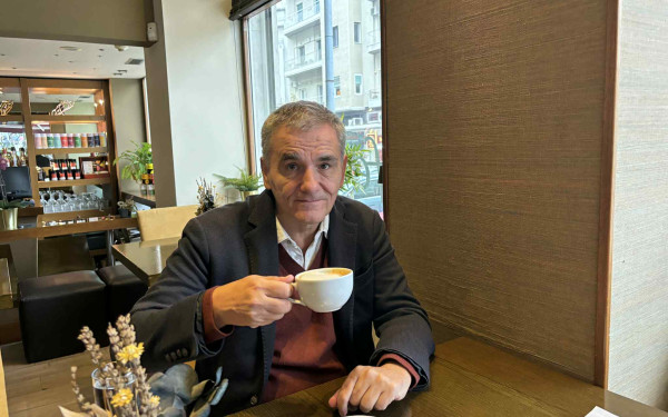 Πρωϊνός καφές με τον Ευκλείδη Τσακαλώτο (βίντεο)