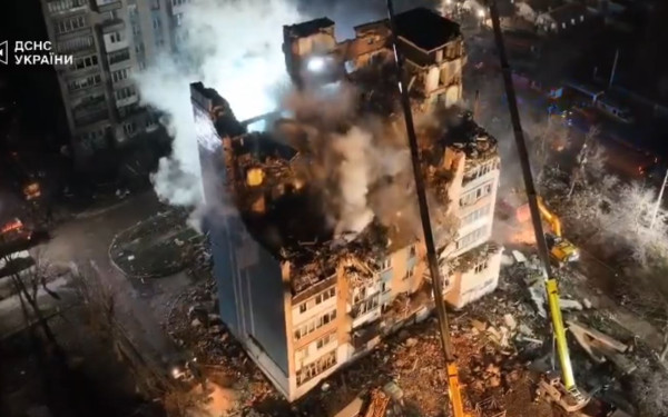 Β. Ζελένσκι: «Η τύχη 22 ανθρώπων από την χθεσινή επίθεση στην Τερνοπίλ αγνοείται» (βίντεο)