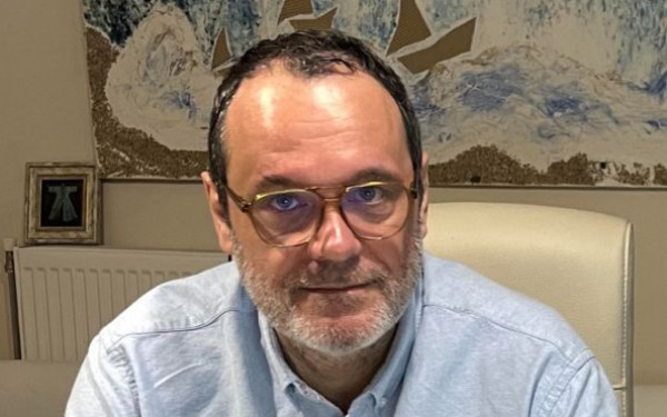 Ένας βιολόγος και εκπαιδευτικός κάνει δωρεάν μαθήματα σε παιδιά μέσα από το TikTok