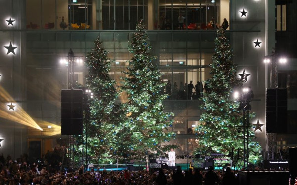 Εντυπωσιακή η χριστουγεννιάτικη φωταγώγηση του Ιδρύματος Σταύρος Νιάρχος