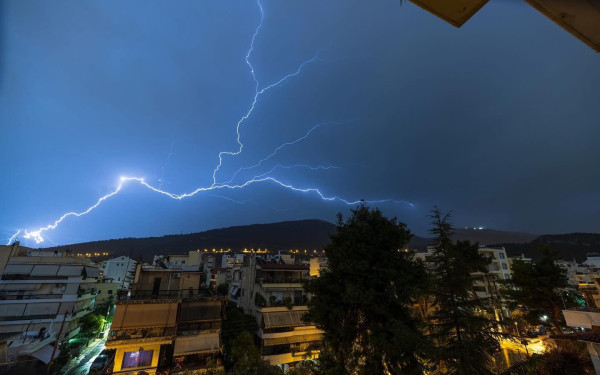 Κακοκαιρία Adel: Ανάποδος κεραυνός έπεσε πάνω από τον Υμηττό