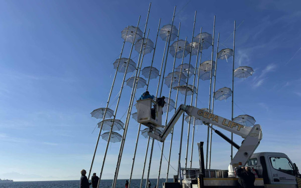 Θεσσαλονίκη: Στη θέση τους ξανά ανανεωμένες οι δεκαοκτώ «Ομπρέλες» του Ζογγολόπουλου (βίντεο)