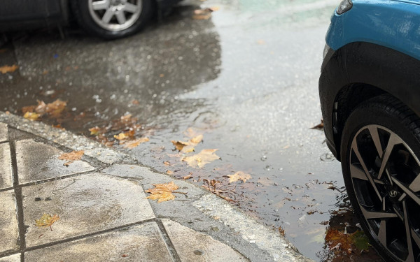 Άνοιξαν οι ουρανοί στη Θεσσαλονίκη: Πλημμυρισμενοι δρόμοι και προβλήματα κυκλοφορίας