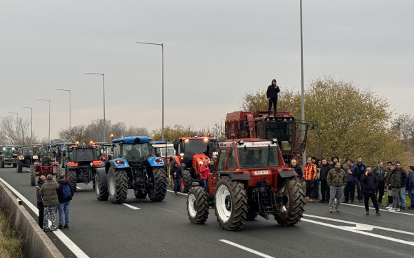 Νέο μπλόκο στην Ημαθία: Αγρότες απέκλεισαν την Εγνατία Οδό στον κόμβο του Νησελίου