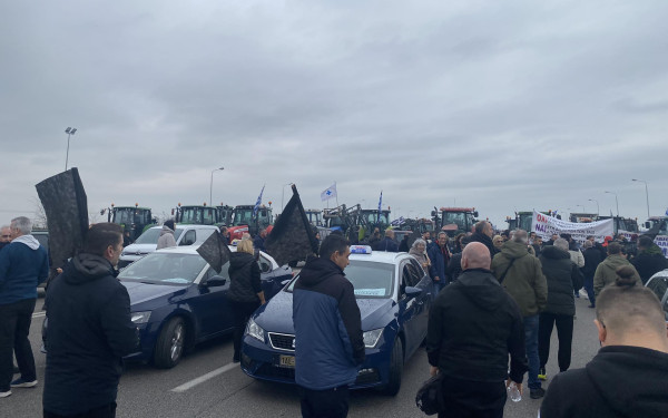 Μάλγαρα: Ενισχύεται το μπλόκο των αγροτών με οδηγούς ταξί και πωλητές λαϊκών αγορών (βίντεο)