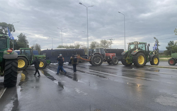Θεσσαλονίκη: Μπλόκο της αστυνομίας στην κάθοδο των αγροτών στο αεροδρόμιο (βίντεο)