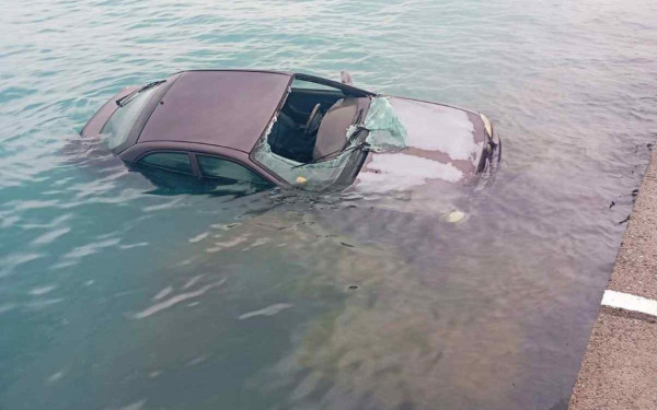 Καλαμάτα: Αυτοκίνητο έπεσε στη θάλασσα - Απεγκλωβίστηκε 86χρονος οδηγός