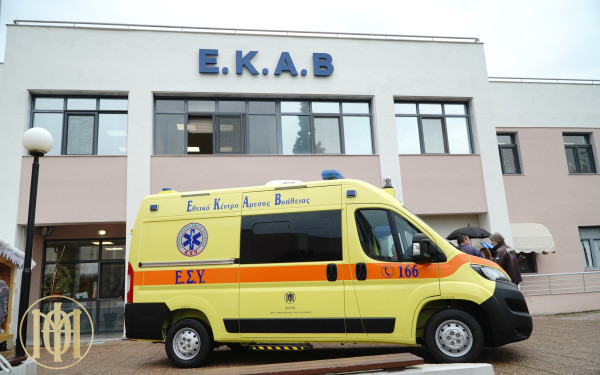 Θεσσαλονίκη: Η Ιερά Μητρόπολη έκανε δωρεά ένα ασθενοφόρο στο ΕΚΑΒ