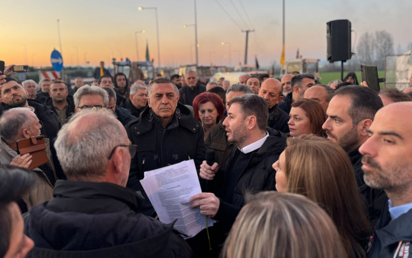 ΠΑΣΟΚ-ΚΙΝΑΛ: Αντιπολίτευση και από τα... μπλόκα