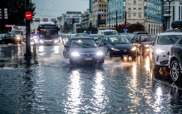 Σε ποτάμια μετατράπηκαν οι δρόμοι σε Αττική και Τροιζηνία από την κακοκαιρία