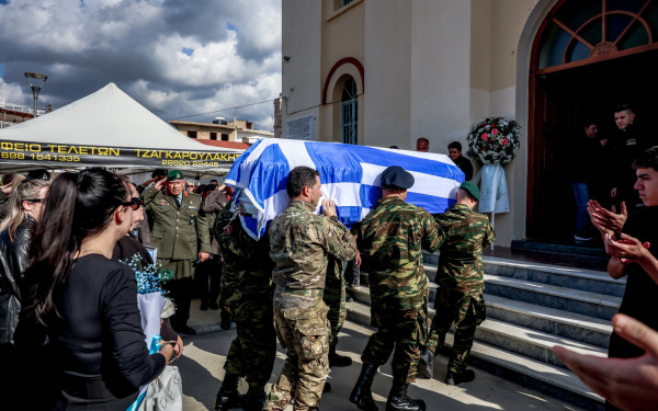 Ξεκίνησε η κηδεία του 19χρονου στρατιώτη από το Τυμπάκι - Το τελευταίο αντίο λένε συγγενείς και φίλοι