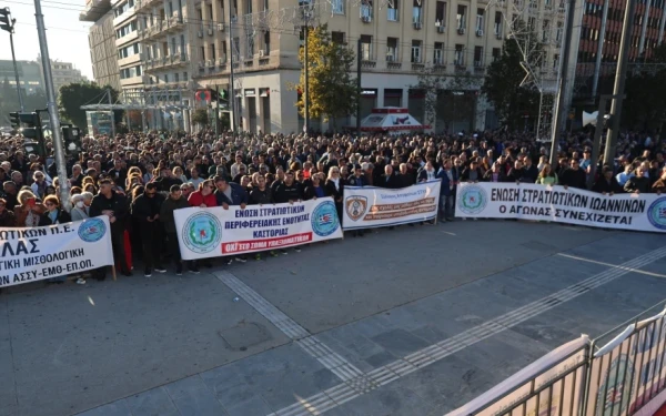 Πανελλαδική κινητοποίηση των στρατιωτικών στα Προπύλαια