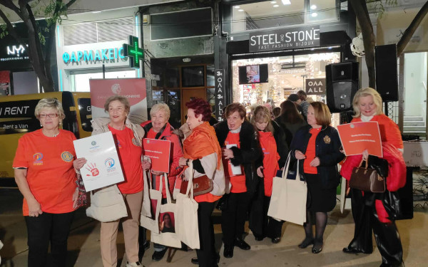 Θεσσαλονίκη: Μήνυμα ενάντια στη βία κατά των γυναικών στον πεζόδρομο της Αγίας Σοφίας (βίντεο)