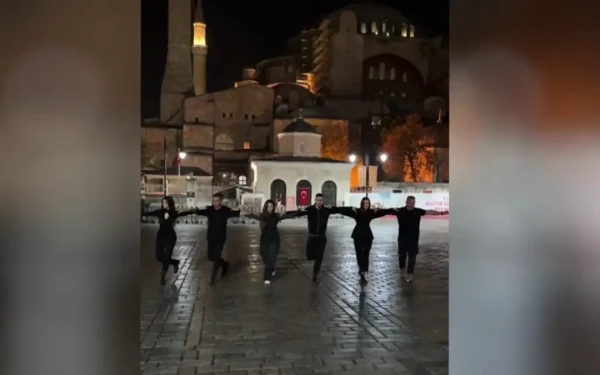 Έλληνες έβαλαν Στράτο Διονυσίου και χόρεψαν χασάπικο μπροστά στην Αγία Σοφία: «Είναι ΑΙ», λένε οι Τούρκοι - Δείτε το βίντεο