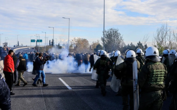 Επεισόδια τα μπλόκα των αγροτών στη Λάρισα: Τρεις συλλήψεις και τραυματισμοί - Κλειστή η ΠΑΘΕ στον κόμβο της Νίκαιας (βίντεο)