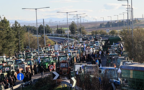 Aγροτικά μπλόκα - Μαραθώνιες συσκέψεις για το μέλλον τους: Ποια σημεία άνοιξαν και ποια παραμένουν κλειστά