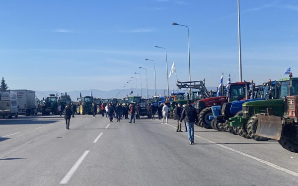 Σε θέσεις «μάχης» οι αγρότες της Θεσσαλονίκης: Με «κόλπο γκρόσο» έκλεισαν και τα δύο ρεύματα στην Εθνική Οδό (βίντεο)