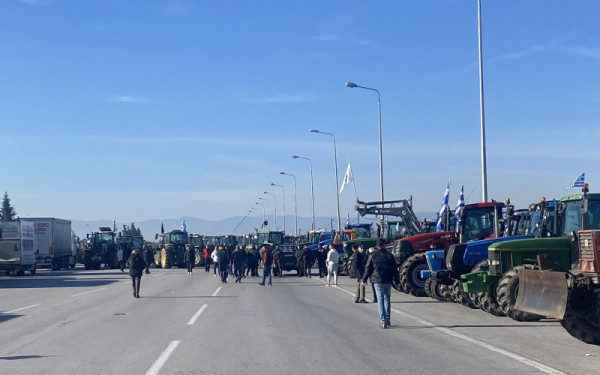Σε θέσεις «μάχης» οι αγρότες της Θεσσαλονίκης: Με «κόλπο γκρόσο» έκλεισαν και τα δύο ρεύματα στην Εθνική Οδό (βίντεο)