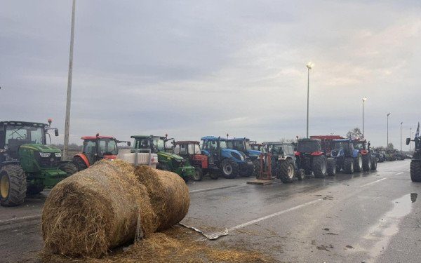 Θεσσαλονίκη: Ενισχύουν το μπλόκο τους οι αγρότες- Στο πλευρό τους οι ιδιοκτήτες γραφείων τελετών και οι ψαράδες