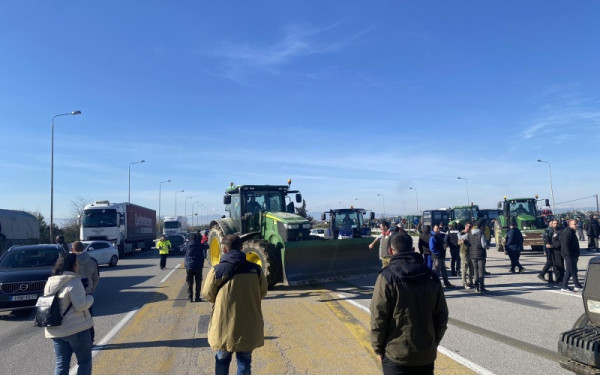 Κλιμακώνονται οι αγροτικές κινητοποιήσεις: Μπλόκα σε Λάρισα, Θεσσαλονίκη και Καρδίτσα - Σκληραίνει η σύγκρουση με την κυβέρνηση