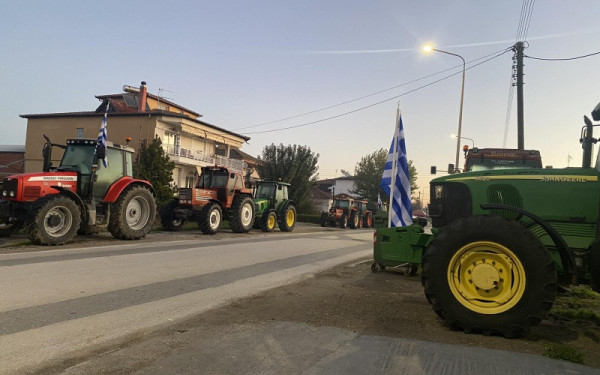 Θεσσαλονίκη: Στήνονται τα πρώτα μπλόκα σε Μάλγαρα και Χαλκηδόνα- Σκληραίνουν τη στάση τους οι αγρότες