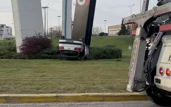 Θεσσαλονίκη: Ανατροπή αυτοκινήτου έξω από εμπορικό κέντρο - Αναφορές για τραυματίες (βίντεο)