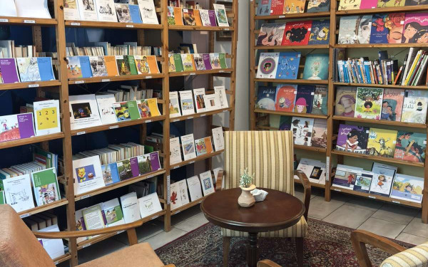 Θεσσαλονίκη: Η «ΑΡΣΙΣ» δημιούργησε μια βιβλιοθήκη που «μιλά» 130 γλώσσες