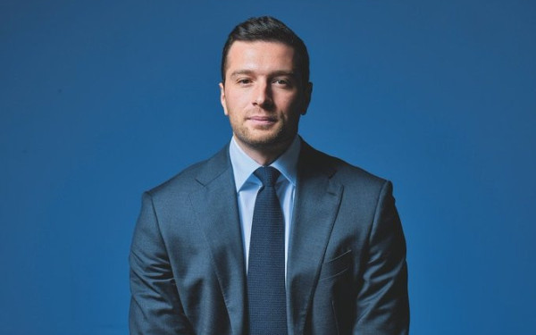 Φαβορί για τις προεδρικές εκλογές στη Γαλλία ο ακροδεξιός Μπαρντελά - Τι δείχνει δημοσκόπηση για τον πρώτο γύρο