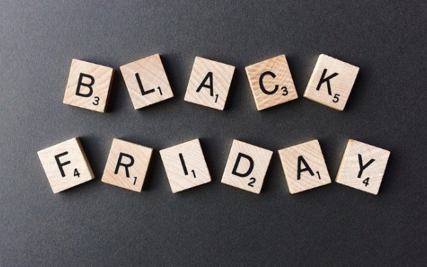 ΗΠΑ - Black Friday: Περισσότεροι καταναλωτές, λιγότερα δολάρια