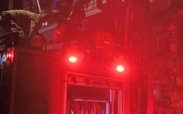 Χίος: Απεγκλωβισμός μητέρας και γιου από σπίτι που πήρε φωτιά