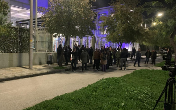 Λάρισα: Αγρότες διαμαρτύρονται έξω από την Αστυνομική Διεύθυνση για τις συλλήψεις συναδέλφων τους από το μπλόκο της Νίκαιας