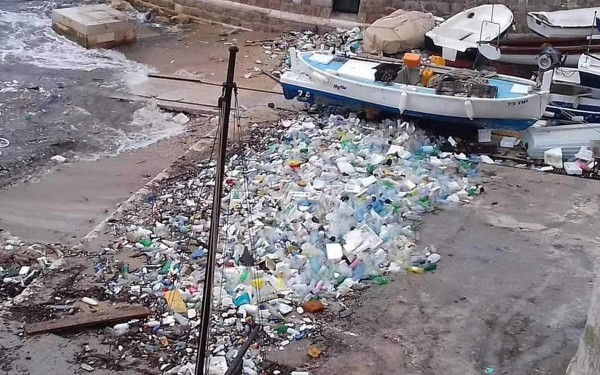 Κροατία: Η παραλία του Ντουμπρόβνικ γέμισε σκουπίδια - Από μέταλλα και πλαστικά μέχρι ιατρικά απόβλητα (βίντεο)