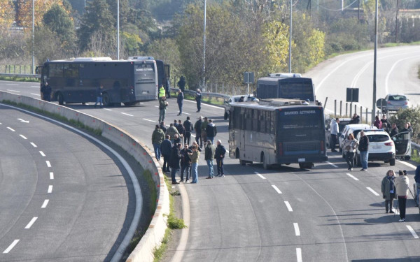 Βγήκαν στους δρόμους της Θεσσαλίας οι αγρότες - Ένταση με τα ΜΑΤ (βίντεο)