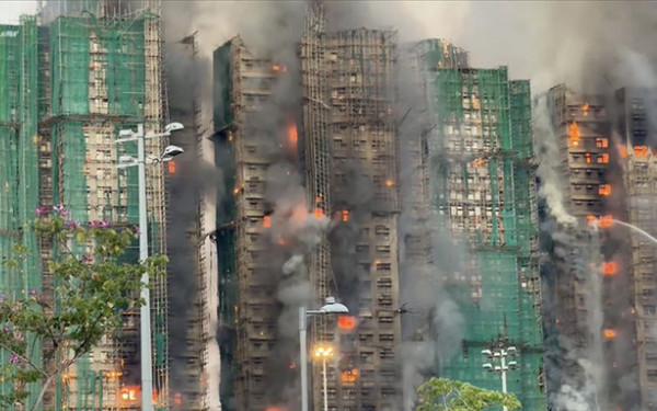 Χονγκ Κονγκ: Τέσσερις οι νεκροί από την πυρκαγιά σε ουρανοξύστη - Ανάμεσά τους ένας πυροσβέστης (βίντεο)
