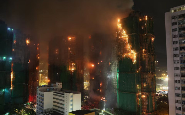 Χονγκ Κονγκ: Περισσεύει η οργή για την πολύνεκρη πυρκαγιά σε συγκρότημα πολυκατοικιών - Συνελήφθη φοιτητής που ζήτησε να λογοδοτήσει η κυβέρνηση της Κίνας