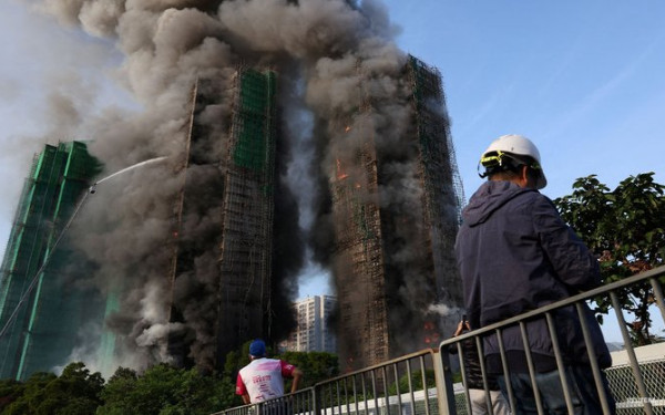 Χονγκ Κονγκ: Φωτιά σε ουρανοξύστη - Δεκάδες οι εγκλωβισμένοι (βίντεο)
