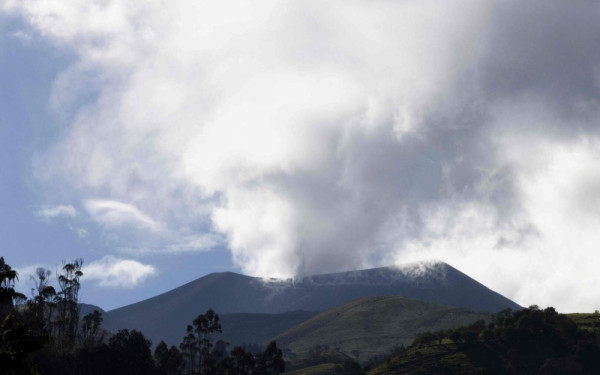 Κολομβία: Αυξάνει τη δραστηριότητα το ηφαίστειο Πουρασέ - Βροχή τέφρας σε χωριά κοντά στην Ποπαγιάν (βίντεο)