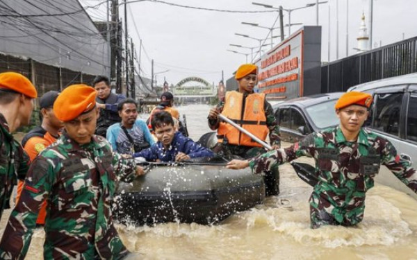 Πλημμύρες πλήττουν την Ινδονησία - Τουλάχιστον οκτώ νεκροί στη Σουμάτρα (βίντεο)