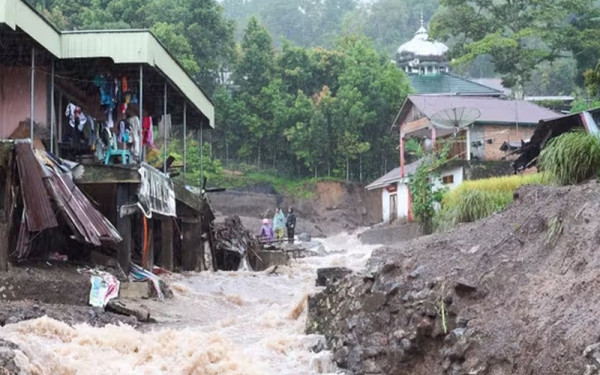 Φονικές πλημμύρες στην Ινδονησία: Στους 84 οι νεκροί