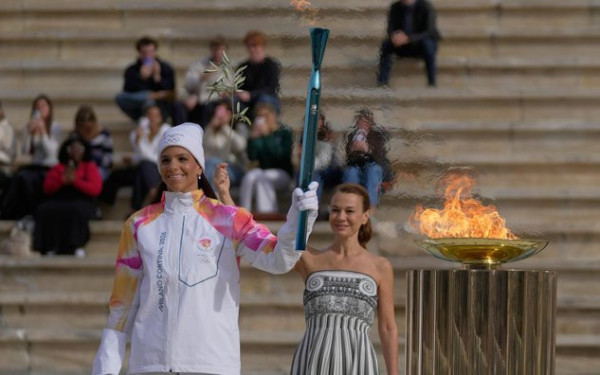 Ολυμπιακή Φλόγα: Έφτασε στη Ρώμη με τελετή στο προεδρικό μέγαρο (βίντεο)