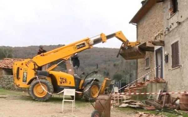 Ιταλία: Σκότωσε τον γείτονά του που προσπαθούσε να του γκρεμίσει το σπίτι με εσκαφέα