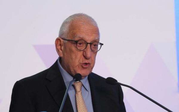 Ν. Κακλαμάνης στον πρόεδρο του ΕΛΚ: Η Κύπρος αναλαμβάνει την Προεδρία της Ε.Ε. χωρισμένη στα δύο με στρατό κατοχής και κανείς δεν μιλάει στην Ευρώπη γι’ αυτό