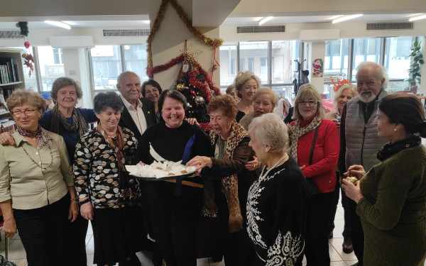 Θεσσαλονίκη: Σε Χριστουγεννιάτικο πνεύμα τα ΚΑΠΗ του Δήμου - Στολίστηκε το πρώτο παράρτημα (βίντεο)