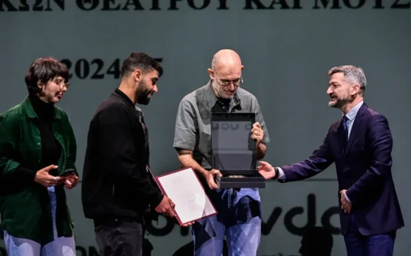 Σε επιζώντα πρόσφυγα της Πύλου αφιέρωσε ο Θανάσης Τριαρίδης το βραβείο δραματουργίας «Κάρολος Κουν»