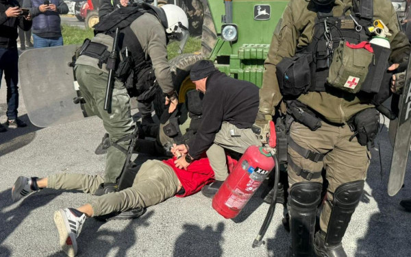 Βγήκαν στους δρόμους της Θεσσαλίας οι αγρότες - Ένταση με τα ΜΑΤ - Χημικά στη Νίκαια και μία προσαγωγή στον Πλατύκαμπο (βίντεο)