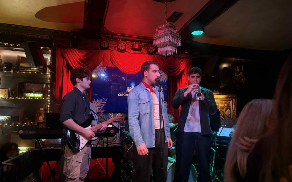 Θεσσαλονίκη: Οι «Μουζικάνοι» δίνουν χώρο στην σκηνή για διερμηνεία νοηματικής (βίντεο)